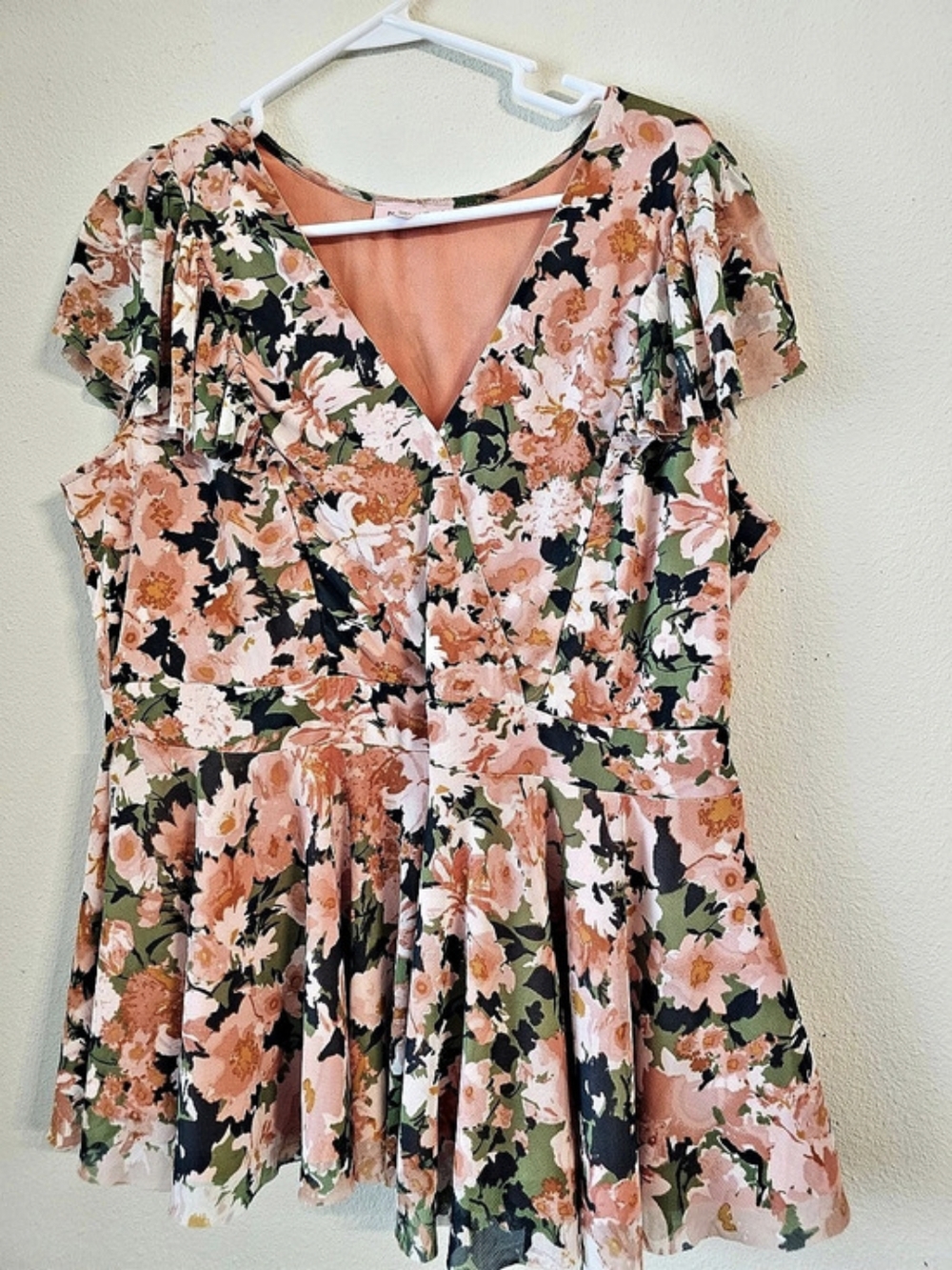 rose and grey Floral Ruffle Blouse Size 1X